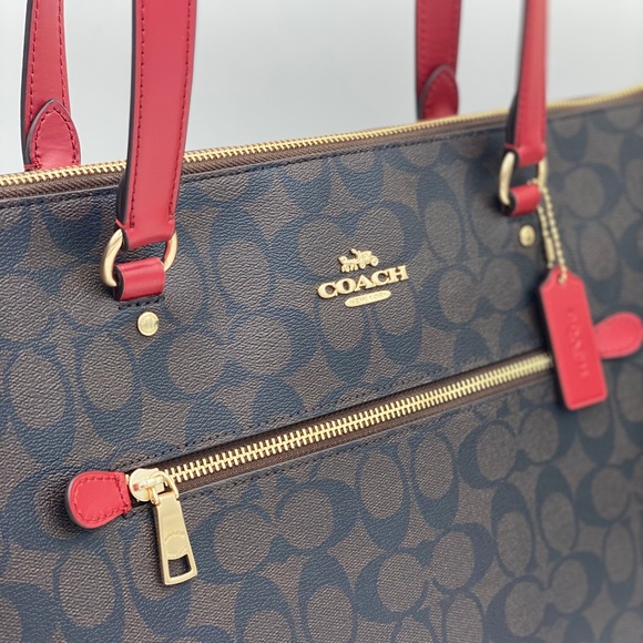 Coach Signature Gallery Tote - Picture 11 of 15